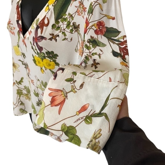 Euc Zara Woman 3/4 sleeve top, floral, v-neck, white/multicolour, size Small. - Picture 2 of 11